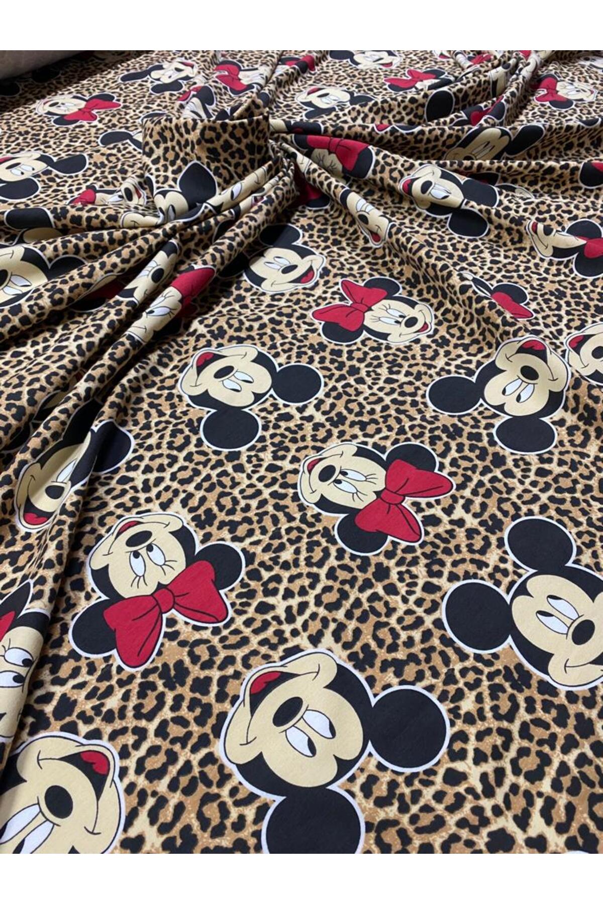 Mickey%20Mouse%20ve%20Minnie%20Mouse%20Karakterli%20İki%20İplik%20Kumaş