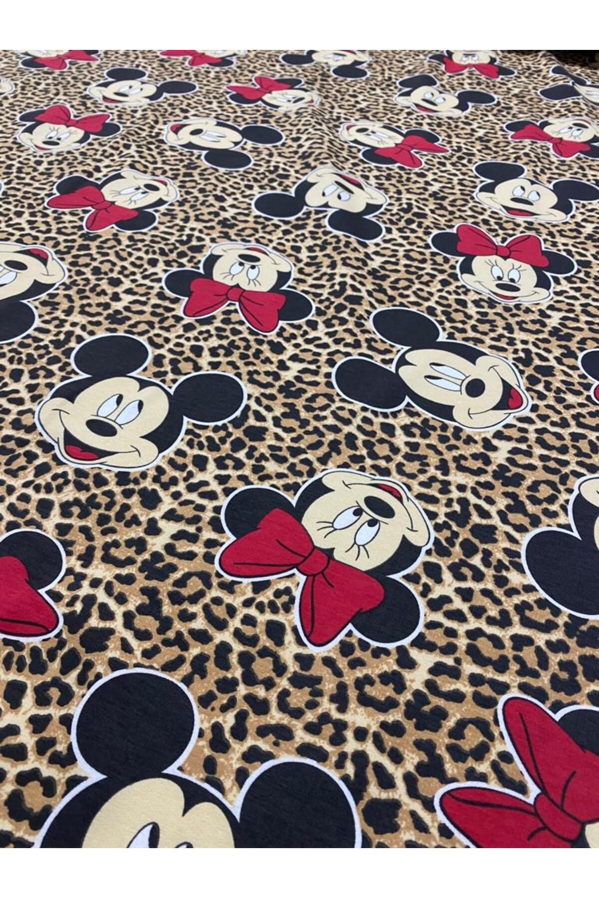 Mickey%20Mouse%20ve%20Minnie%20Mouse%20Karakterli%20İki%20İplik%20Kumaş